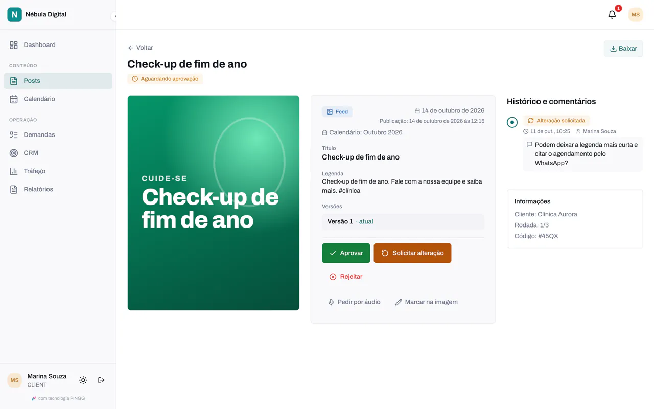 Portal do cliente com a marca da agência: o post com legenda e versões e os botões Aprovar, Solicitar alteração e Rejeitar