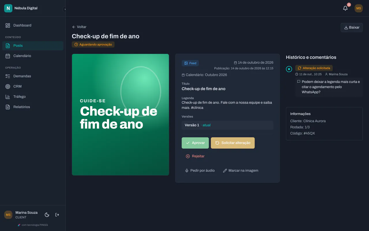 Portal do cliente com a marca da agência: o post com legenda e versões e os botões Aprovar, Solicitar alteração e Rejeitar